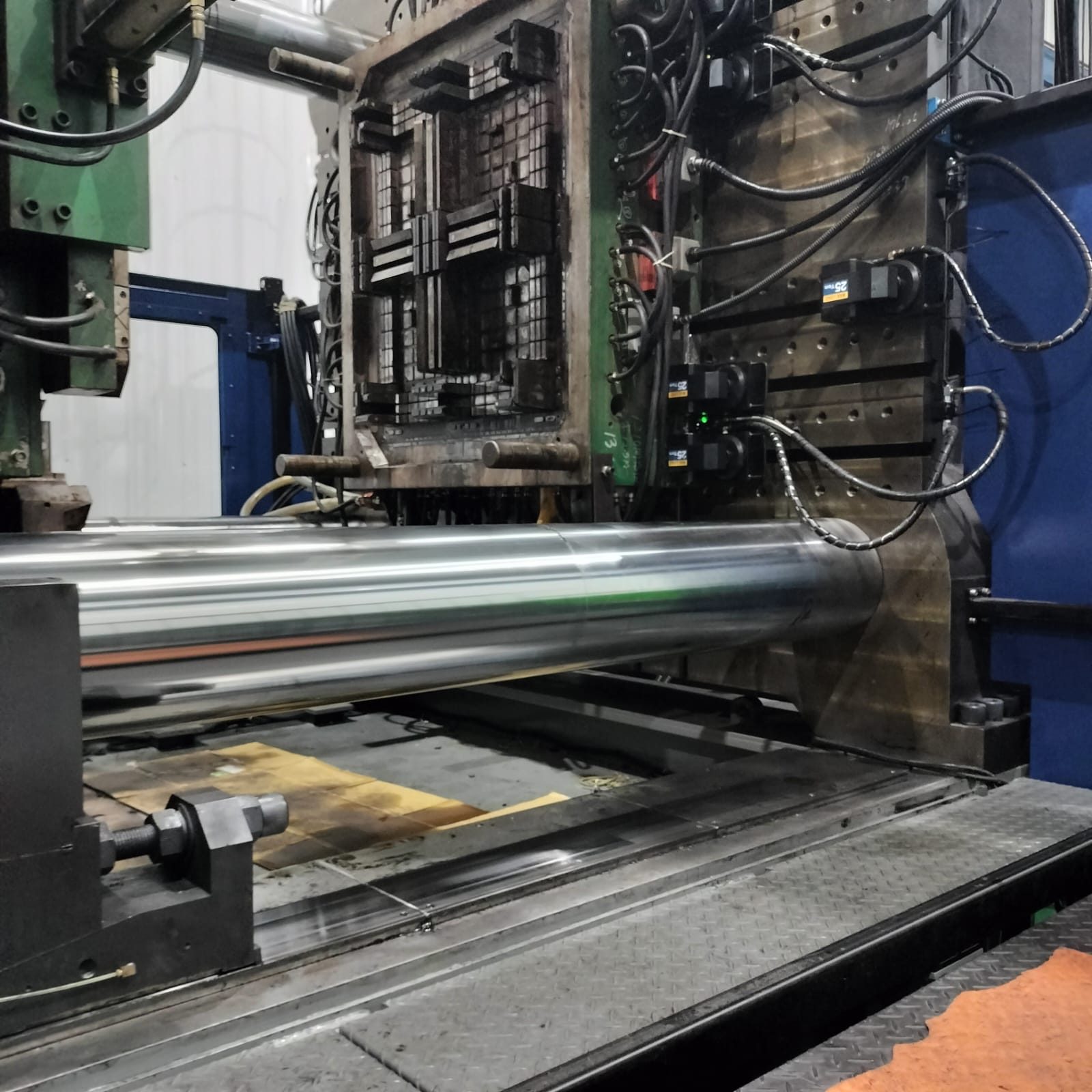 Injection molding system clamp unit